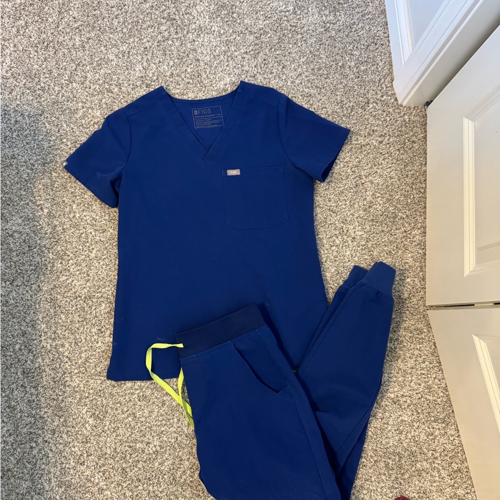 Catalina one pocket scrub top and Zamora scrub pants